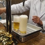 ビールスタンド重富 - 参度注ぎは最初に一気に注ぐ