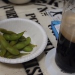 ビールスタンド重富 - ビールで煮た枝豆をサービスしてもらった