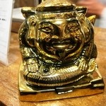 ビールスタンド重富 - 金ピカの怖い像