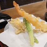 蕎麦 十箱 - 天麩羅盛合せ400円。