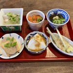 Kou - 旬菜小鉢盛合せ：冬瓜と豚肉のおひたし、ミミガーの韓国風、ゴーヤともずくの酢の物、島らっきょうの浅漬け、とり白レバのパテ、じーまーみ豆腐