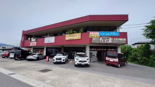 Yo-shoku OKADA - 店舗外観と表の駐車場　裏には共同駐車場がある