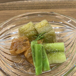 赤坂 菊乃井 - 昼懐石１３３１０円。冷し炊き合わせ。炒った新蓮根、さっと炊いた京隠元や芋茎も良かったですが、賀茂茄子が圧巻の出来栄えです（╹◡╹）（╹◡╹）。地味ですが、素晴らしい強肴です。