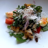 MAIN DINING by THE HOUSE OF PACIFIC - チキンと夏野菜のサラダ