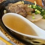 沖縄そば ゆんたく - カツオだしの澄んだスープ。あー浄化される〜