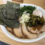 麺 大仏 - 料理写真:おかひじきの緑が映えるラーメン トッピング込みで1,000円