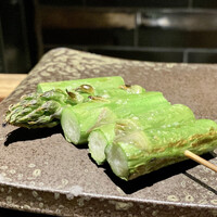 YAKITORI 燃 es - ジェットファームさんのアスパラガス
                  長谷川氏が育てたアスパラガスの瑞々しさを、損なうことなく火入れをされる沼能さんの真剣な表情に引き込まれます！
                  穂先も良いけど根本の甘みが個人的には好きなのです♪