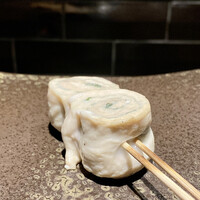 YAKITORI 燃 es - ささみシソ巻き
                沼能さんが捌いて焼いたささみシソ巻きは唯一無二、ここだけの美味しさ、それがさらに進化をされているのです！
                この厚みをご覧あれ、めちゃくちゃジューシーで旨味が口いっぱいに拡がりましたよ♪