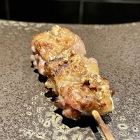 YAKITORI 燃 es - 皮付き振袖
                今回はかんずりではなく和辛子ベースの粒マスタードを合わせていますが、趣が変わると味わいもこんなにも変わるのですね！
                噛み応えに呼応して旨味がじっくりじんわりと、旨いな〜これ♬