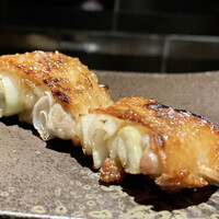 YAKITORI 燃 es - ネギマくるみ
                皮の脂に焼かれた葱の美味しいこと！
                葱のシャキッとさとねっとりとした甘みが皮の脂の甘みとの相乗効果で抜群なのです♪