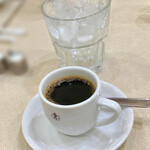 コンパル - デミタスカップで提供されるアイスコーヒー
