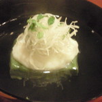 桜田 - お椀　よもぎ葛豆腐　あいなめ・ハマグリ真薯　ウド乗せ