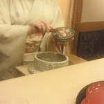 桜田 - ごはん　よそっていただいているところ