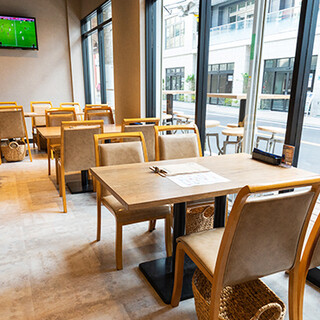 大きな窓で明るい店内♪