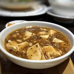華都飯店 博多 - ◆麻婆豆腐は辛めですけれど、挽肉とお豆腐のバランスがいいですね。半分夫へ。