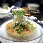 華都飯店 博多 - ◆冷やし担々麺(1,200円：税込）・・お野菜のタワーですよ。 汁は担々麺としては辛さ控え目で胡麻の風味がよく美味しいと。