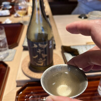 鮨 在 - ペアリング2杯目
                      ↓↓
                      黒龍　八十八号
                      出来が良い原酒を末広がりで縁起の良い
                      ⼋⼗⼋号タンクに集めたことから名付けられた逸品。
                      ビターな印象のある味わいは濃厚なウニやカニとベストマッチ！