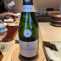 鮨 在 - ペアリング1杯目
                    ガティノワ　グランクリュ　アイ　レセルヴブリュット
                    ↓↓
                    通常のトラディションよりも澱と共に1年間長く熟成。
                    フルーツフレーバーの味わいは、魚介料理に最適なシャンパン。