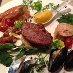 キャトルラパン - ◆●◆前菜、かぼちゃのムース、３種の肉のパテ、ムール貝、鯖、地鶏のたたき、エビ、フォアグラのカナッペなど。
