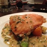 キャトルラパン - ◆●◆メイン１は、アトランティックサーモン。下には季節の野菜と金柑が鎮座している。