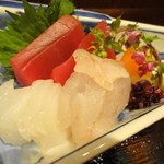 御造り（本マグロ赤身・ヒラメ・富山の白エビ温泉卵黄身載せ）