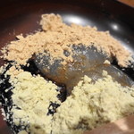 帰燕 - わらびもちは絶品♪　黄粉と鶯粉とが2色かかってます。