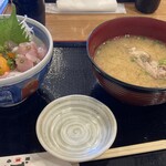 小田原魚河岸でん - 地魚たたき丼 と 漁師汁