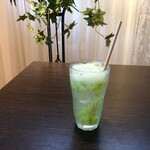 カフェ・ソニード - 生のキウイをすりおろした生キウイのソーダです。