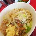 ラーメン二郎 - 汁なし半分＋ニンニク多め＋青ネギ