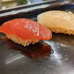 鮨屋 とんぼ - マグロとマダカ　　あー　前も食べたやつですね　マダカ　やっぱり好きではない　嫌でもないけど…普通