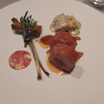 ASAHINA Gastronome - (2022/6 訪問)ブルターニュ産仔牛＆チョリソー。茸のソーシスと共にロティしスパイシーなチョリソーのヴィエノワーズ、そのブランケットを添えて。