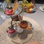 ASAHINA Gastronome - (2022/6 訪問)アミューズ。ブーダンノワールのタルト・ビーツのメレンゲ、プレスキャビアのラメル・牡丹海老のタルタル。