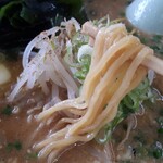 ラーメンくるまや - 麺　やや太めで軽くウェーブ