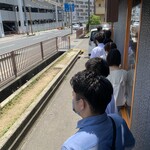 Tonkotsu Chuukasoba Gantare - 行列、店に沿って並ぶ