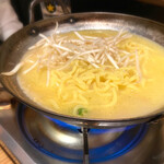 Tori Ichidai - 参鶏湯の〆は、太麺のラーメンで
                        アラフィフオヤジの唇もテカテカです