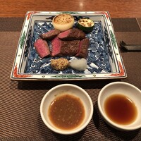 れすとらん 西島 - メインの牛ステーキ。右のポン酢系？のタレと左の味噌ダレで