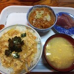 鶴亀 - 日替わりランチ（たぬき丼・マーボー春雨・カツオの刺身・味噌汁）