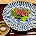 宮坂 - 但馬牛: 400年ぐらい前の江戸物のお皿で登場
      藍の色に対比してお肉がいっそう映えます！