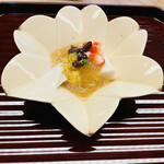 Miyasaka - 胡麻豆腐の出汁ジュレがけ　車海老　紫雲丹　　小豆のせ: 最初の一品からその美味しさに魅せられました‼︎