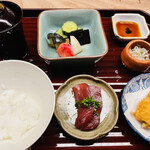 宮坂 - ご飯のお供に「穴子のフライ」や「鮪の付け」もおかずに付きます。