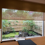 宮坂 - 苔生す中庭を見ながらのお食事なんて　京都に来たみたいです。