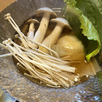 一乗院 - 湯葉とロメインレタスとキノコ(しめじ、エノキ)のお鍋。お出汁がしみます♡