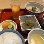 一乗院 - フレッシュな野菜ジュースに山菜と牛蒡の炒めもの。朝からよく噛んでいただくとお腹いっぱいになりますね。