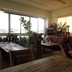 スタジオディー - テーブル席とソファー席