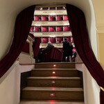 Teatro alla Scala - 劇場左側一階席(Platea、平土間席)に向かう