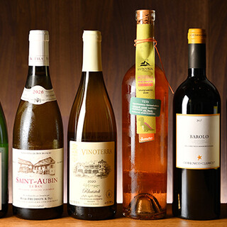 種類豊富なワインも、こだわりの逸品を一層華やげるスパイスです