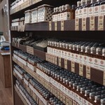 こみや酒店 - ウイスキー小瓶のラインナップが圧巻！