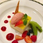 ホテル インターコンチネンタル 東京ベイ - マスカルポーネチーズのムース ストロベリーのアイスクリーム添え