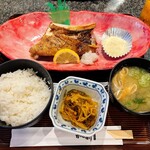 かど新 - 焼魚定食(マグロのカマ焼き、ご飯少なめ)_¥930