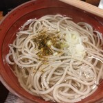 蕎麦と天ぷら やまうち - ミニそばは、温かいやつに。もっと、出汁とかえしが濃いほうが好みだな。